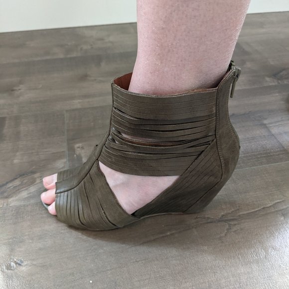 Aldo Olive Green Strappy Gladiator Wedge Sandals - Picture 9 of 9